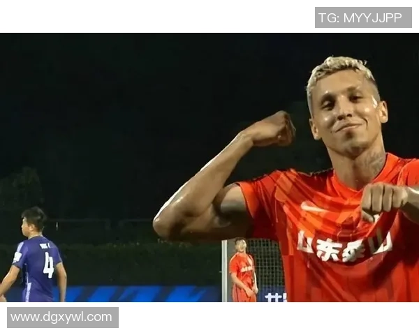 聚焦足球明星风采 展现球场英雄的辉煌瞬间与不凡足迹