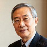 全球人工智能峰会组委会王秘书长，六十岁左右学者模样，戴着金丝眼镜气质儒雅